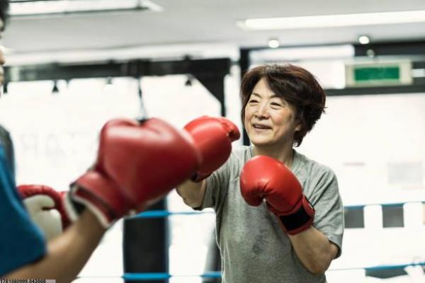 抬头游泳动作纠正_减少疲劳训练技巧(图1)